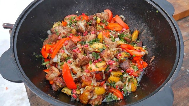 ОДЖАХУРИ ПО - ГРУЗИНСКИ. МЯСО С КАРТОШКОЙ В КАЗАНЕ НА КОСТРЕ. ENG SUB.
