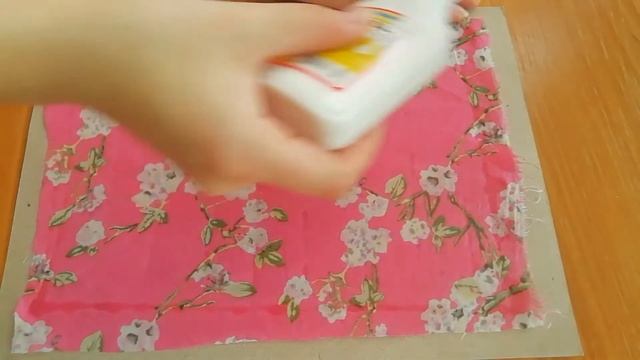 Наклеивание ткани на картонную основу