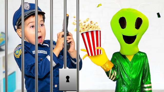 Pretend play Police and strange guest. Малыш играет в полицейского и пришельца.