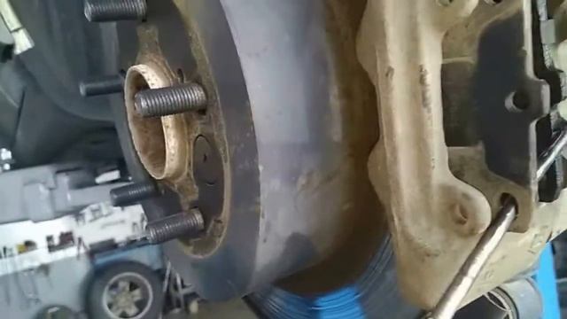 Toyota RAV4 замена задних тормозных колодок Toyota RAV4 rear brake pad replacement
