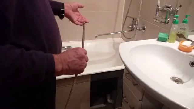 Как прочистить канализацию . Сантехническим трос .