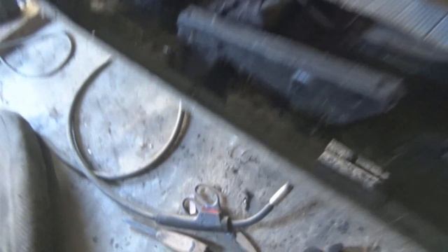 ВАЗ 2107 замена порога Ч1 право. Удаление безобразий. Сварка днища.