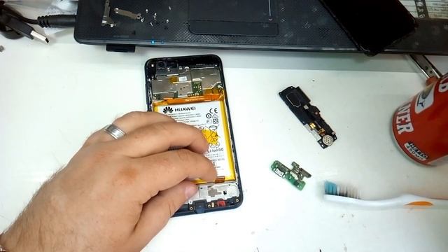 Телефон Huawei не реагирует на зарядку и кнопку включения. Лечим без замены деталей.