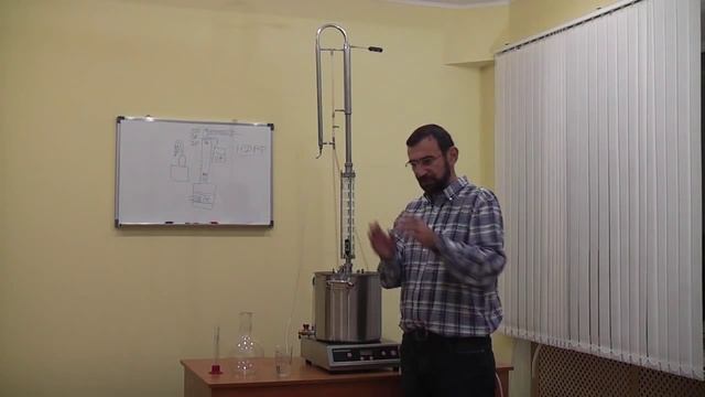 Тарельчатая колонна и дистиллятор с укреплением.