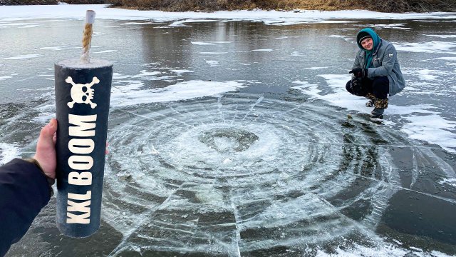 ✅ МОЩНАЯ ПЕТАРДА + ЛЁД ? ЛЁД ТРЕСНУЛ КРАСИВОЙ ПАУТИНОЙ ? ТОП МОЩНЫХ ПЕТАРД ПОДО ЛЬДОМ