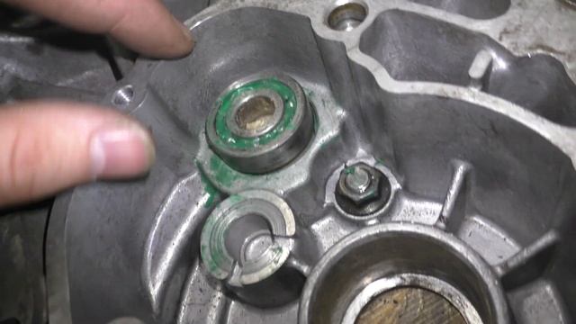 Достаем подшипник из глухого отверстия подручными средствами.