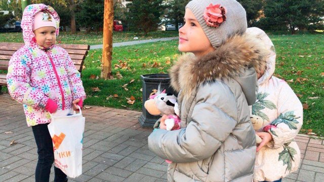 Алина Алиса и Юляшка играют на улице Подарки для Мими Лисса Новые куклы Glimmies