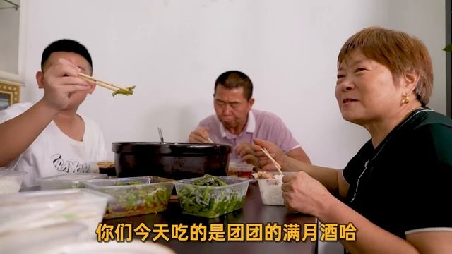 【超小厨】出月子回家第一天，公婆第一次见团团，这么大红包二宝健健康康！