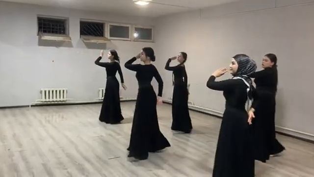 Чеченский танец/девичьий танец.