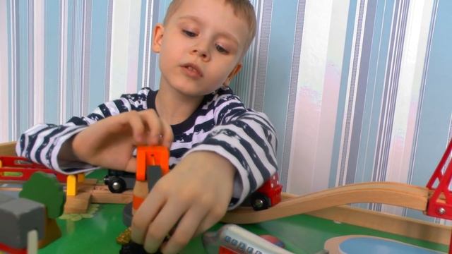 Огромный стол и деревянная железная дорога - Видео про машинки поезда и паровозики для детей