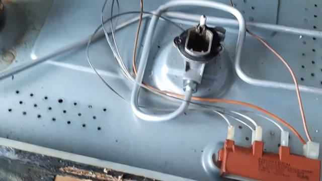 как починить электро-поджиг у газовой варочной панели и также как её разобрать.