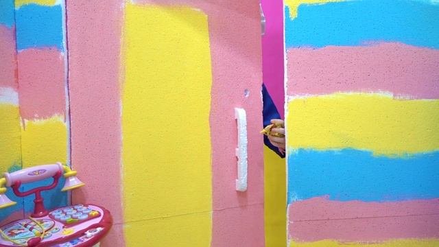 Ева и мама играют в отель