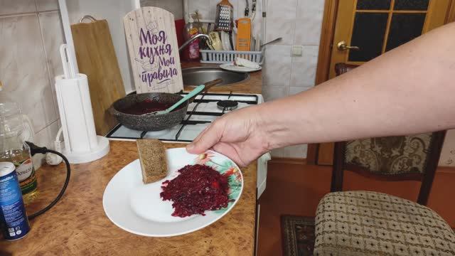 Икра из свеклы с помидорами и сладким перцем.