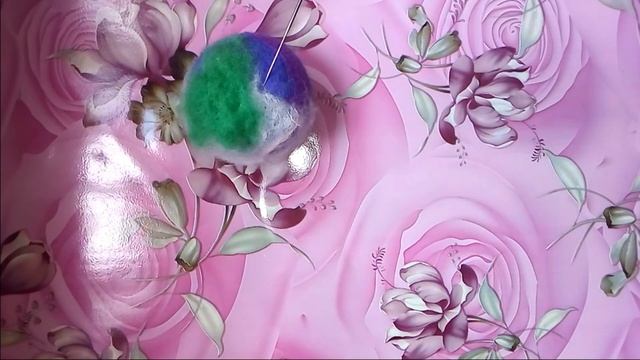 Новогодняя игрушка - шар из шерсти своими руками