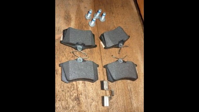 Замена задних тормозных колодок (дисковые тормоза) на автомобиле Шкода Октавия Тур