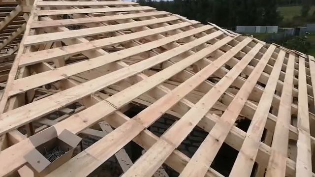ЧЕТЫРЕХСКАТНАЯ КРЫША, УСТАНОВКА СТРОПИЛ, ОБРЕШЕТКА, ПРОДОЛЖЕНИЕ,