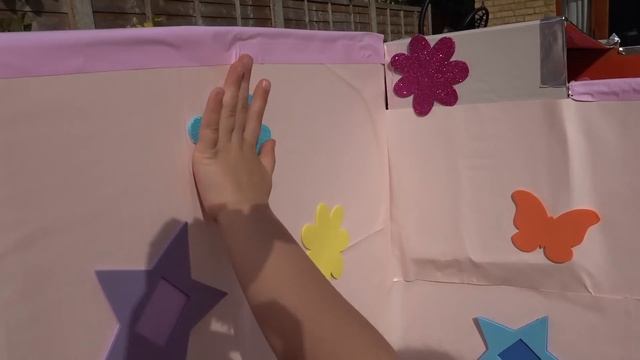 Катя и Макс играют в новом домике
