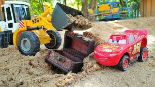 Игры с машинками - Молния Маквин и рабочие машинки.mp4