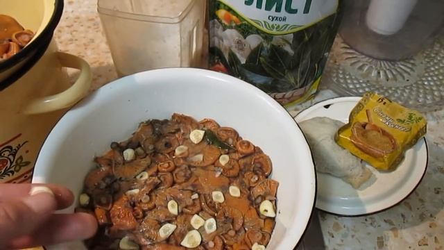 Солим рыжики горячим способом