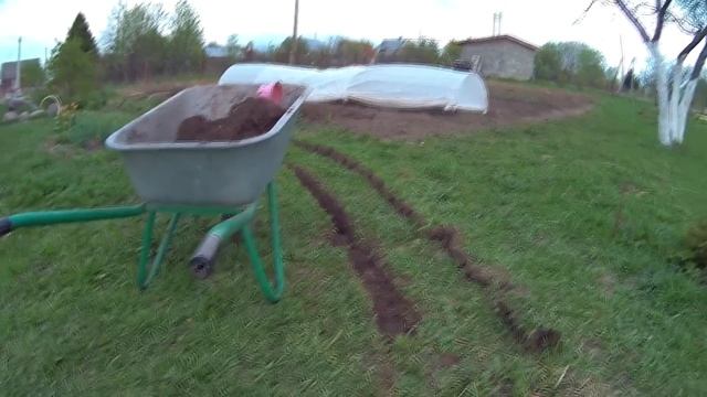 4.На дачном участке трубы ПНД для полива