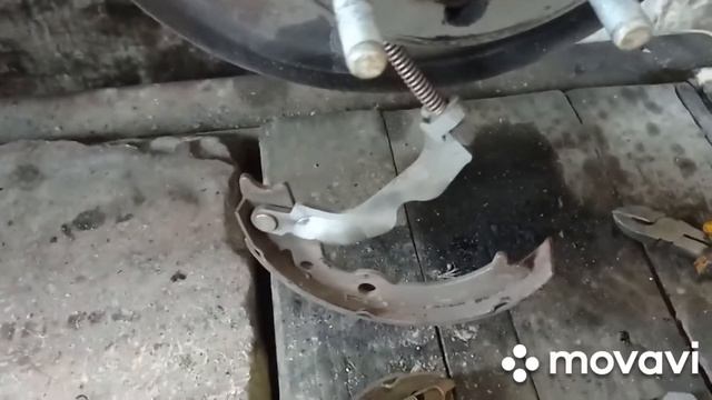 Шевроле Лачетти замена колодок ручника.
