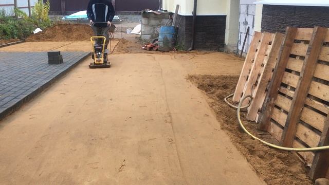 Готовим основание под плитку: уплотнение песка виброплитой | Preparing the substrate for tile