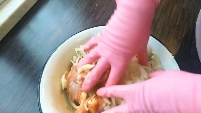 Шашлык из куриных бедер с луком и картофелем в духовке! Вкусный ужин выходного дня! Попробуем?)