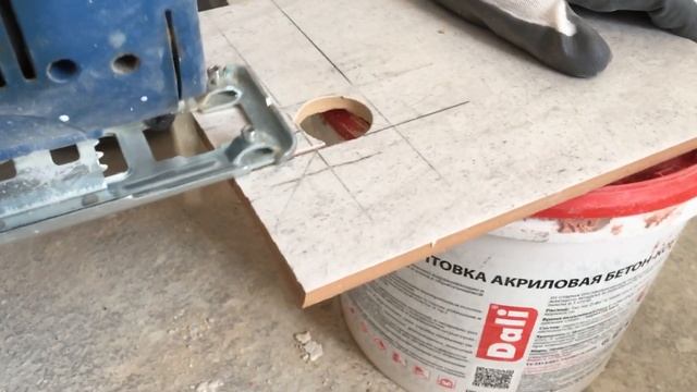 Пилим лобзиком Плитку, в главной роли мастер Сергей, оператор Александр