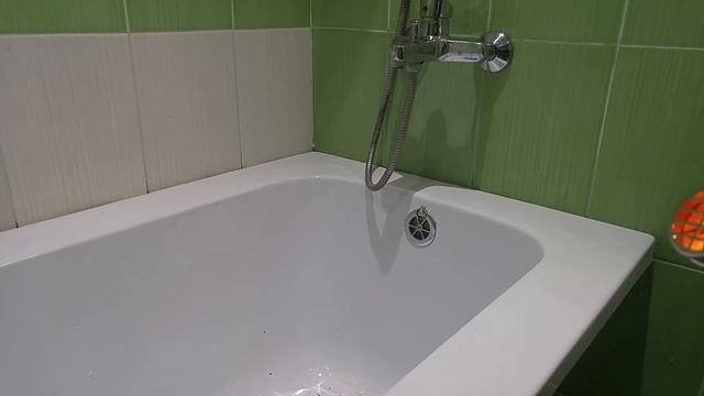 Удаление грибка в ванной, заделка швов герметиком