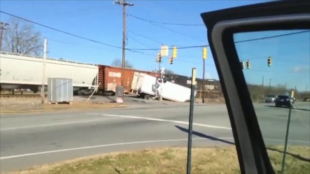 Поезда сбивают машины под Томаса