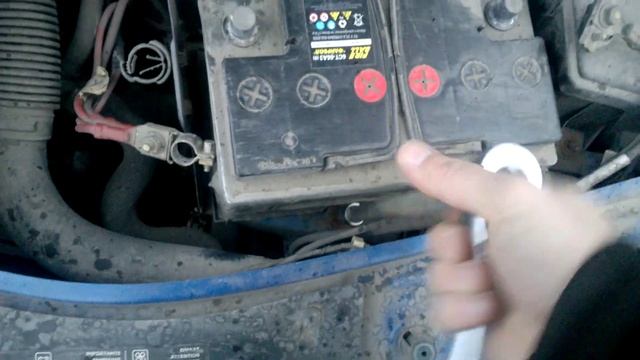 как снять аккумулятор на рено логан