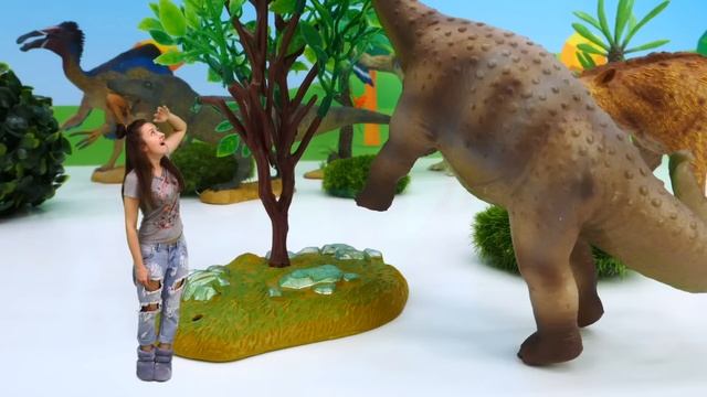 Видео с игрушками - Динозавры для детей - Хищники и травоядные