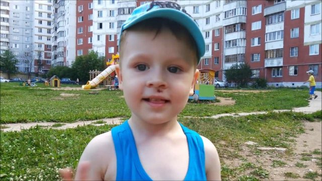 Макс весело играет на детской площадке и катается с горок