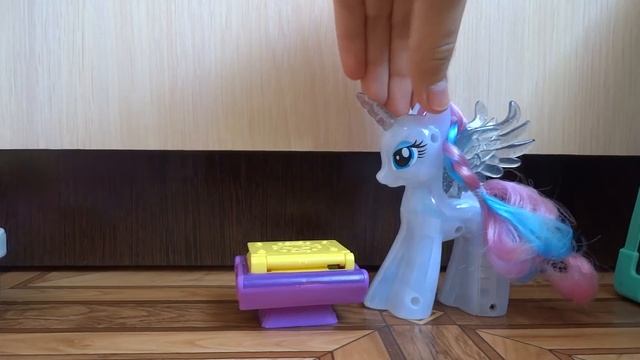 My little pony. Пони Старлайт переводят в другой класс? Школа №13