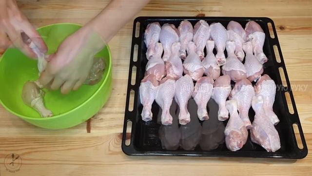 Куриные ножки с хрустящей корочкой. Показываем как приготовить хрустящие куриные голени в духовке.