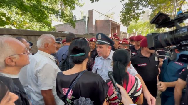 Ситуация у парламента Армении напряженная