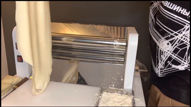 Раскатка крутого тесто на хинкали. Тестораскаточная машина «ТМС 500-250». Модель «Стандарт»