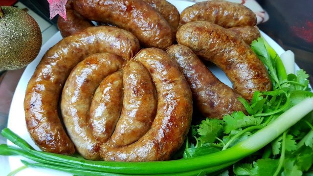 Утиная колбаса, цыганка готовит. Домашняя колбаса из птицы. Gipsy cuisine.