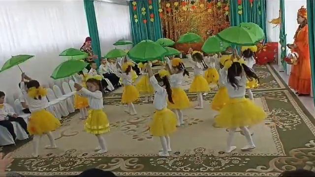 танец с зонтиками в детском саду
