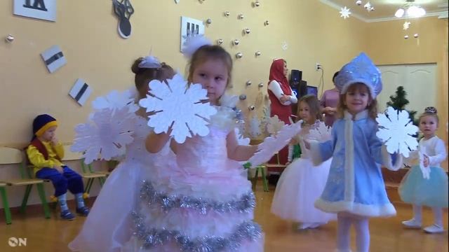 Танец СНЕЖИНОК и СНЕГУРОЧКИ на утреннике ❄️?