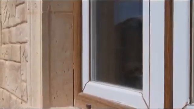 Отделка фасада современного дома искусственным камнем