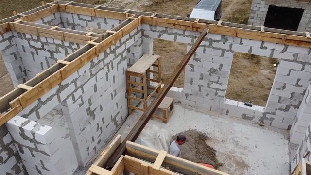 ЗАЛИВАЕМ СЕЙСМОПОЯС НА ДОМЕ 10*11 М. ИЗ ГАЗОБЛОКА. СТРОЕНИЕ ОПАЛУБКИ, КРЕПЛЕНИЕ, АРМИРОВАНИЕ.