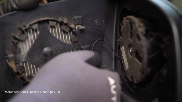 Как заменить зеркальный элемент бокового зеркала заднего вида на MERCEDES W204 [ВИДЕОУРОК AUTODOC]