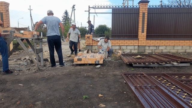 Разбираем кирпичные столбы! Усиление столбов под ворота.