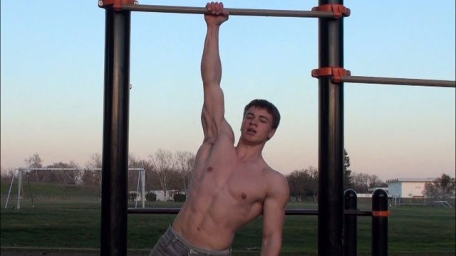 Как научиться подтягиваться на одной руке?