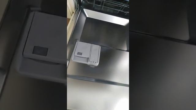 Добавление ополаскивателя в посудомоечную машину