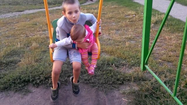 Дети на качелях. Дети. Дети и качели.
