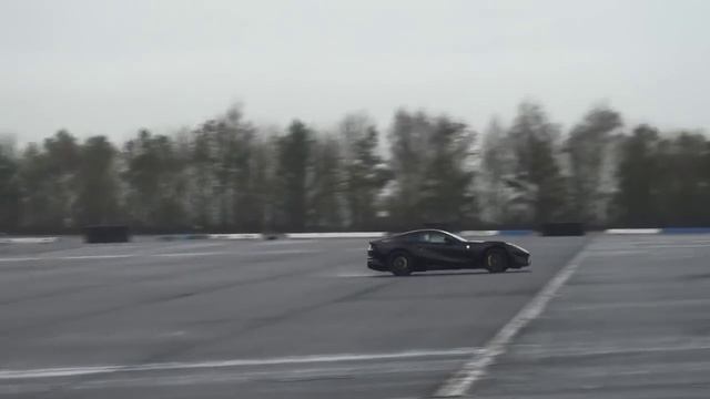 Дрифт Ferrari 812 Superfast