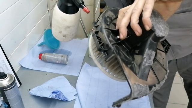 Вибрация и шум вентилятора отопителя на Skoda Rapid, диагностируем и ремонтируем.