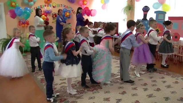 Танец "Паровоз букашка".